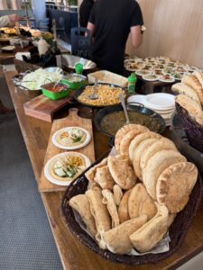 לא רק טעים: למה דוכן חומוס הוא השדרוג המושלם לכל אירוע?